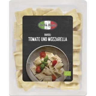 Ravioli pizzaiola mit Tomate und Mozzarella, Pasta Nuova